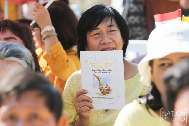 พสกนิกรทั่วไทย ร่วมใจรอรับเสด็จ "ในหลวง-พระราชินี" ในการเสด็จพระราชดำเนินเลียบพระนคร