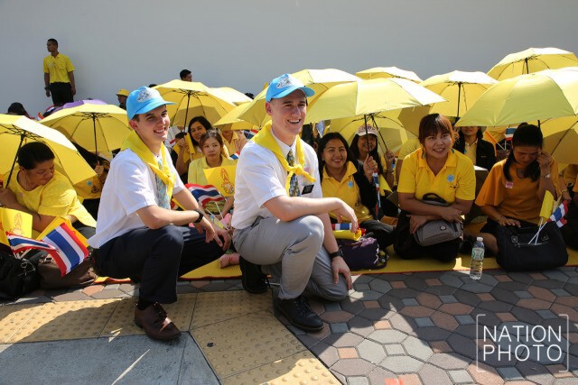 พสกนิกรทั่วไทย ร่วมใจรอรับเสด็จ "ในหลวง-พระราชินี" ในการเสด็จพระราชดำเนินเลียบพระนคร