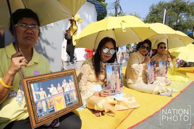 พสกนิกรทั่วไทย ร่วมใจรอรับเสด็จ "ในหลวง-พระราชินี" ในการเสด็จพระราชดำเนินเลียบพระนคร