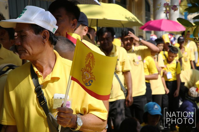 พสกนิกรทั่วไทย ร่วมใจรอรับเสด็จ "ในหลวง-พระราชินี" ในการเสด็จพระราชดำเนินเลียบพระนคร