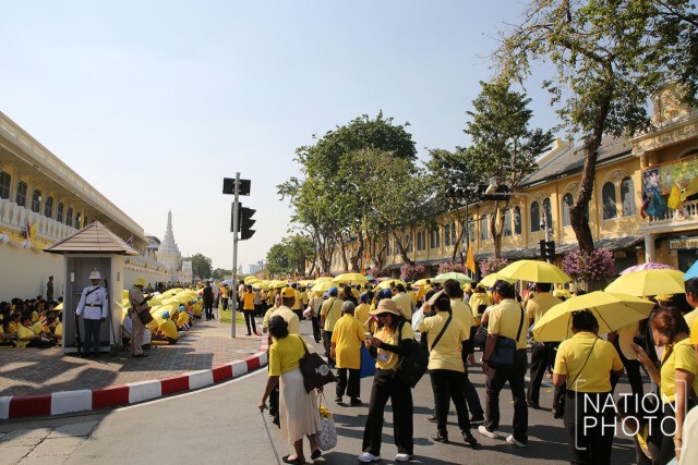 พสกนิกรทั่วไทย ร่วมใจรอรับเสด็จ "ในหลวง-พระราชินี" ในการเสด็จพระราชดำเนินเลียบพระนคร