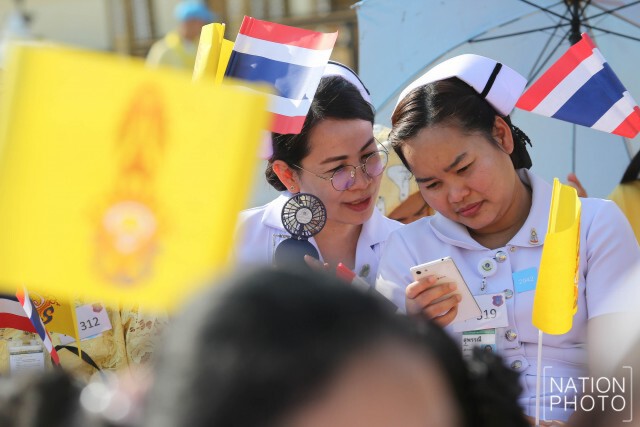พสกนิกรทั่วไทย ร่วมใจรอรับเสด็จ "ในหลวง-พระราชินี" ในการเสด็จพระราชดำเนินเลียบพระนคร