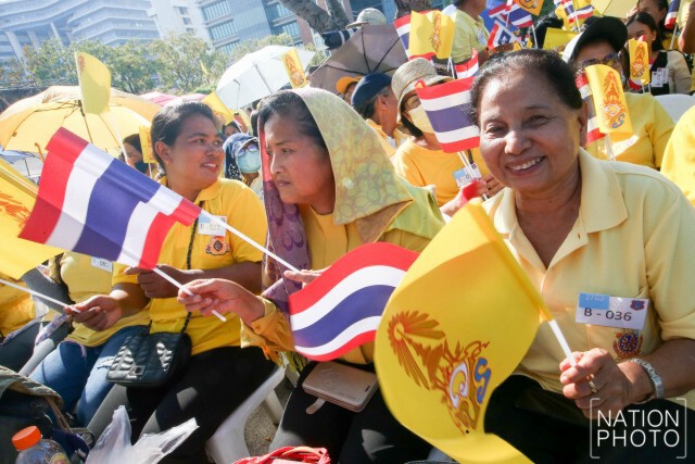 พสกนิกรทั่วไทย ร่วมใจรอรับเสด็จ "ในหลวง-พระราชินี" ในการเสด็จพระราชดำเนินเลียบพระนคร
