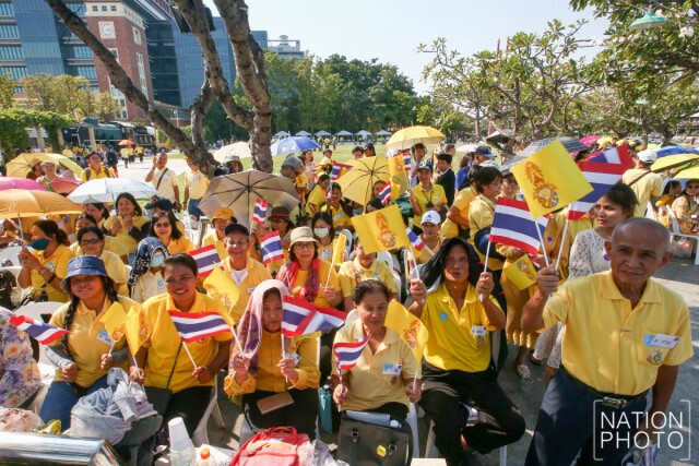 พสกนิกรทั่วไทย ร่วมใจรอรับเสด็จ "ในหลวง-พระราชินี" ในการเสด็จพระราชดำเนินเลียบพระนคร