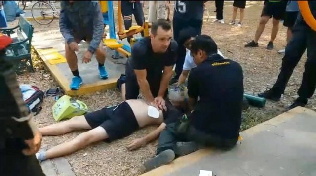 ชายชาวต่างชาติพลเมืองดี ทำ CPR ช่วยเหลือผู้ป่วยหมดสติ