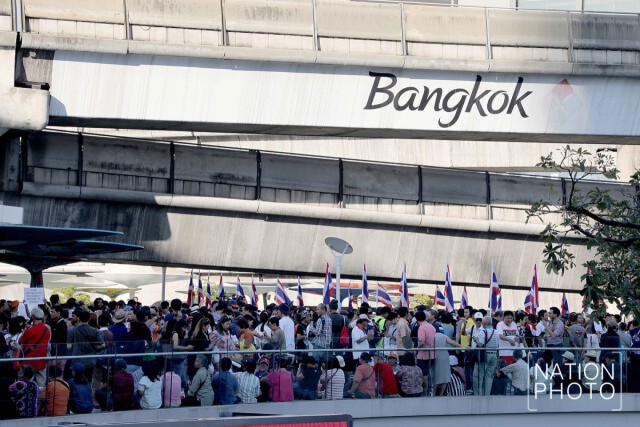 ภาพ บรรยากาศบริเวณสกายวอล์ค ก่อนเวลาที่นายธนาธร จึงรุ่งเรืองกิจนัดชุมนุม