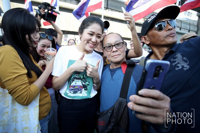 ภาพ บรรยากาศบริเวณสกายวอล์ค ก่อนเวลาที่นายธนาธร จึงรุ่งเรืองกิจนัดชุมนุม