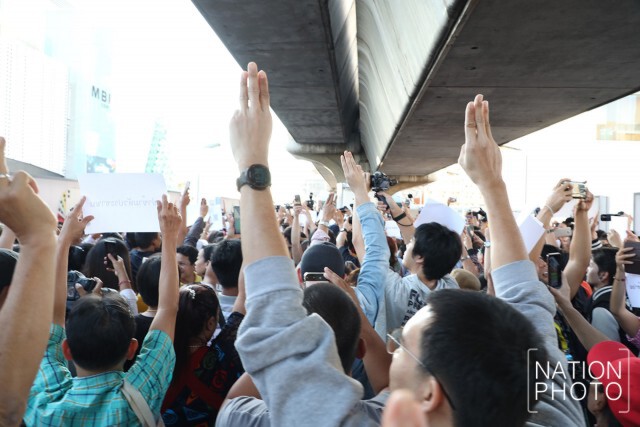 รวมภาพ ม็อบแน่นสกายวอล์ก