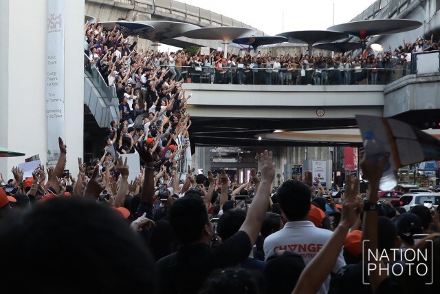 รวมภาพ ม็อบแน่นสกายวอล์ก
