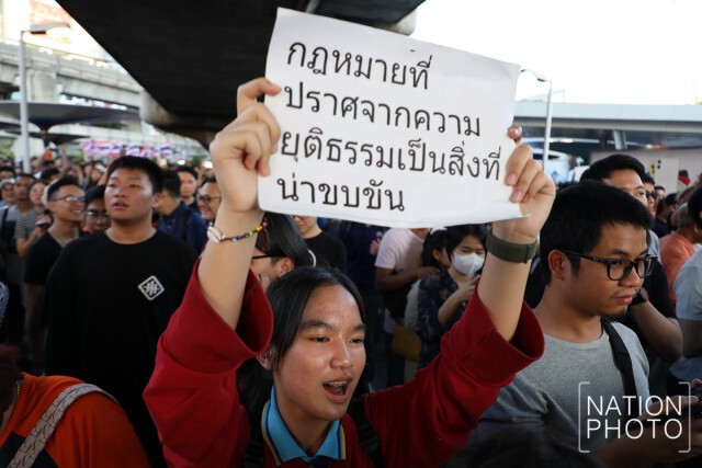 รวมภาพ ม็อบแน่นสกายวอล์ก
