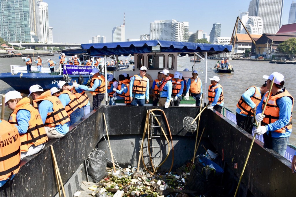 เจ้าท่าจัดกิจกรรม "ลงเรือเก็บขยะ ในแม่น้ำเจ้าพระยา"
