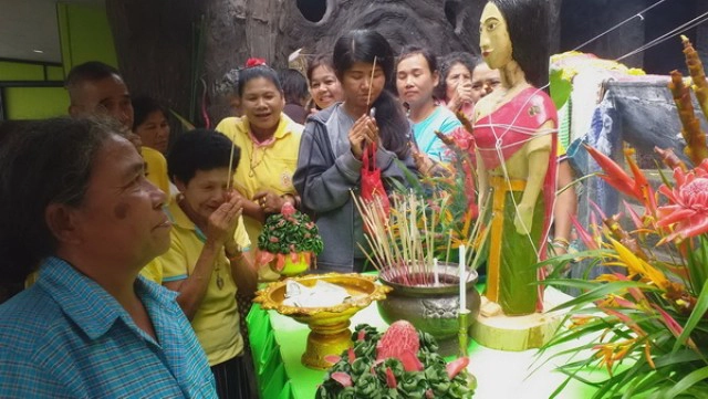 รูปปั้นแม่ย่านางไม้ตะเคียนทอง