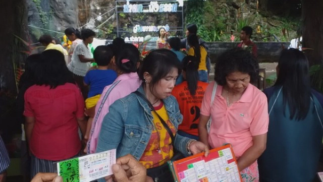 รูปปั้นแม่ย่านางไม้ตะเคียนทอง