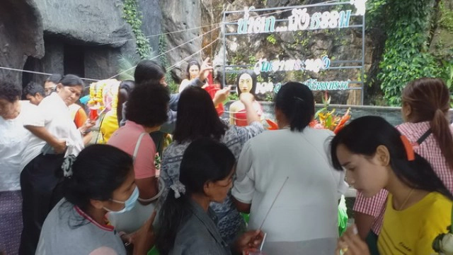 รูปปั้นแม่ย่านางไม้ตะเคียนทอง