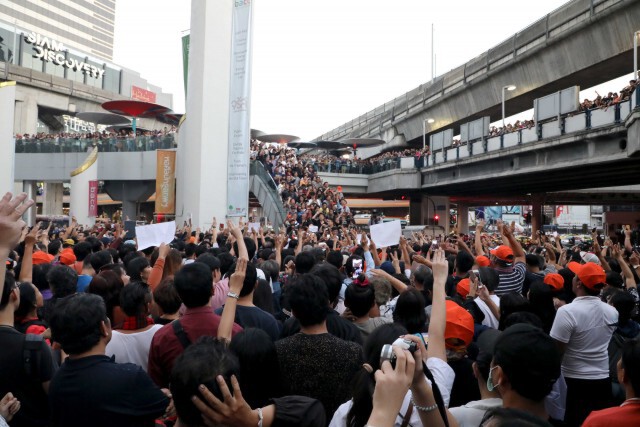"ธนาธร" แย้ม "แฟลชม็อบ" แค่น้ำจิ้ม แสดงจุดยืนทางการเมือง