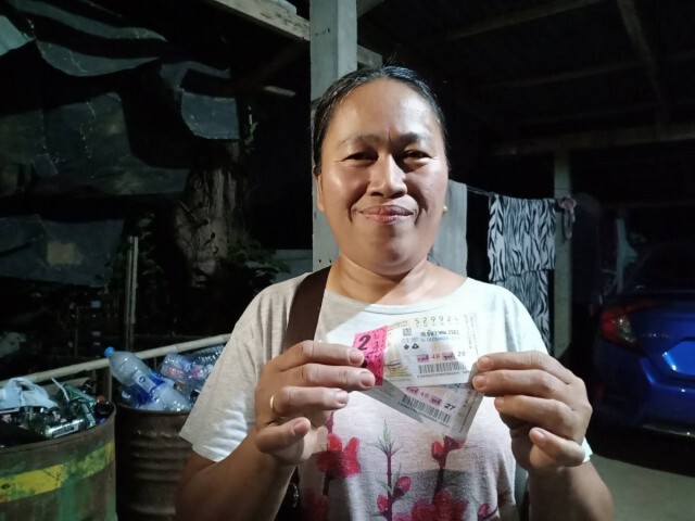 แม่ค้าขายผักเฮงถูกรางวัลที่ 1 รับเงิน 12 ล้าน