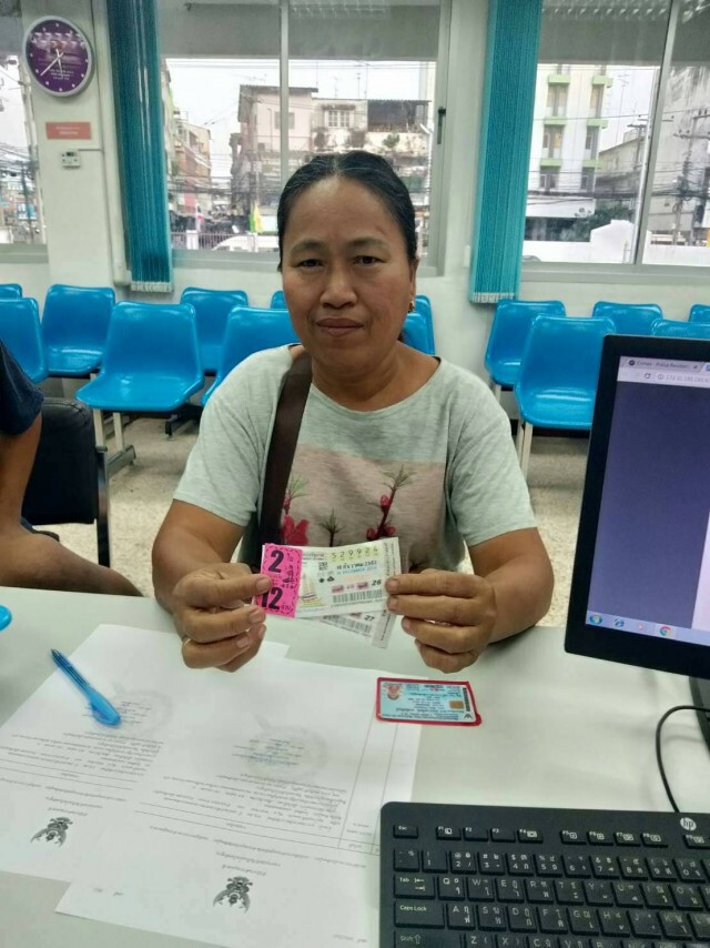 แม่ค้าขายผักเฮงถูกรางวัลที่ 1 รับเงิน 12 ล้าน