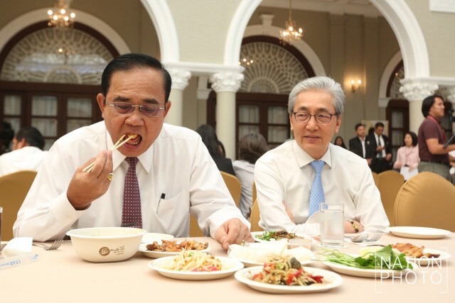 "บิ๊กตู่" โชว์พลังเสียงในงานเลี้ยงปีใหม่