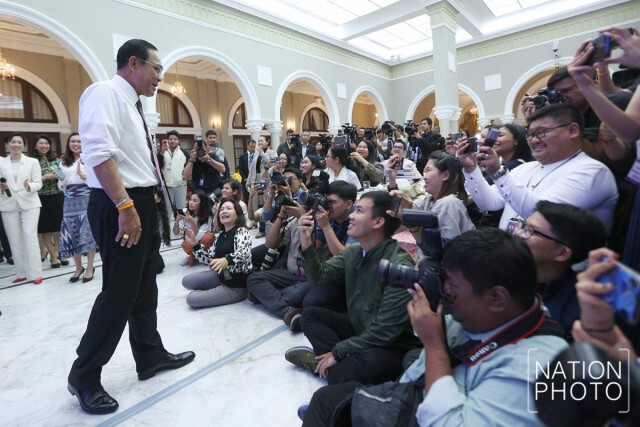 "บิ๊กตู่" ลั่น "ผมยืนอยู่ตรงนี้ไม่มีล่ม"