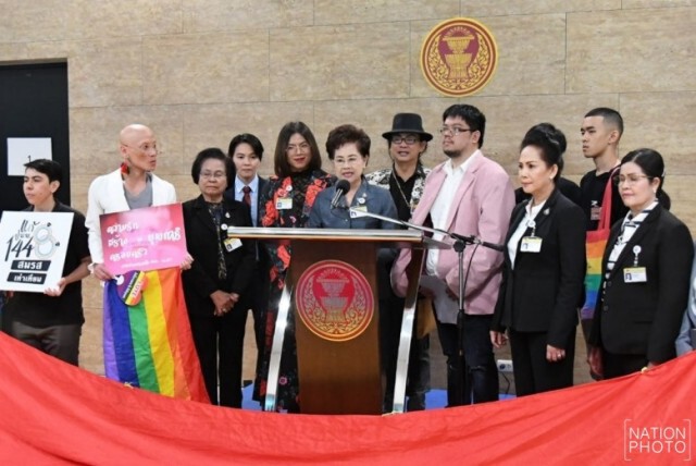 ประธานกรรมาธิการ เด็ก สตรีฯ แถลงขอโทษ ปมกลุ่ม LGBT จูบกลางสภา