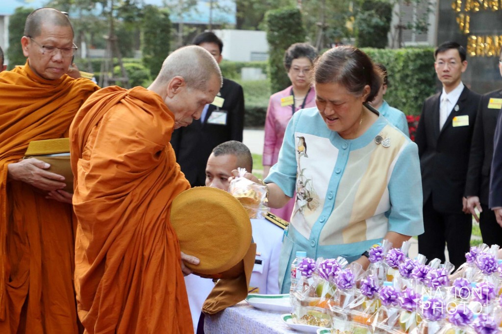 สมเด็จพระกนิษฐาธิราชเจ้า ทรงบาตร เนื่องในโอกาสส่งท้ายปีเก่าต้อนรับปีใหม่ 2563 สมเด็จพระกนิษฐาธิราชเจ้า ทรงบาตร เนื่องในโอกาสส่งท้ายปีเก่าต้อนรับปีใหม่ 2563