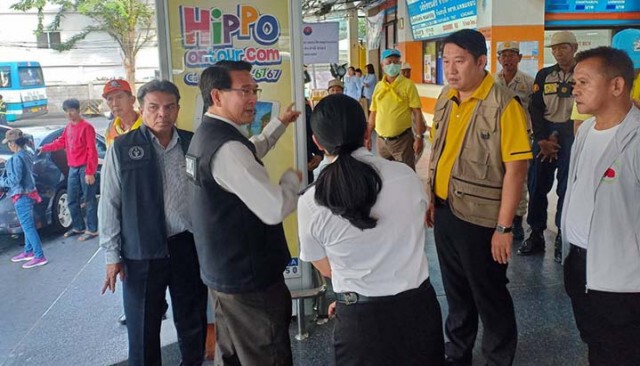 รองผบ.พล.ม.2 ขอบคุณจิตอาสาร่วมอำนวยความสะดวกประชาชนช่วงปีใหม่