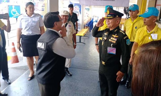 รองผบ.พล.ม.2 ขอบคุณจิตอาสาร่วมอำนวยความสะดวกประชาชนช่วงปีใหม่