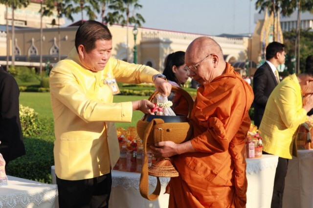 นิพนธ์ ร่วมทำบุญตักบาตรที่ทำเนียบรัฐบาล ก่อนประชุม ครม.นัดแรก ต้อนรับปี2563