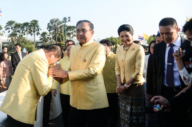 นิพนธ์ ร่วมทำบุญตักบาตรที่ทำเนียบรัฐบาล ก่อนประชุม ครม.นัดแรก ต้อนรับปี2563