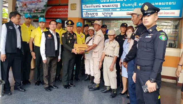 รองผบ.พล.ม.2 ขอบคุณจิตอาสาร่วมอำนวยความสะดวกประชาชนช่วงปีใหม่