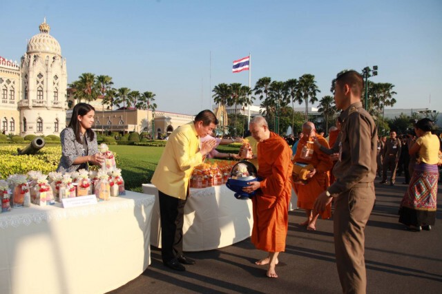 นิพนธ์ ร่วมทำบุญตักบาตรที่ทำเนียบรัฐบาล ก่อนประชุม ครม.นัดแรก ต้อนรับปี2563
