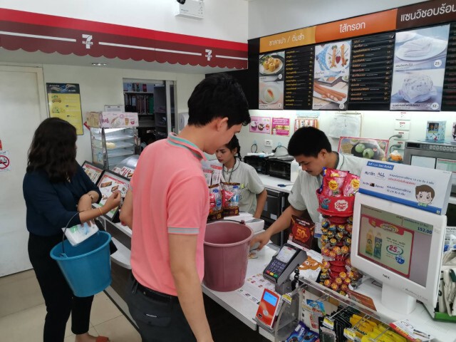 ไม่ตกเทรน...หิ้วถังน้ำใส่ของในร้านสะดวกซื้อ ขานรับมาตรการ งดถุงพลาสติกหูหิ้วแบบใช้ครั้งเดียวทิ้ง