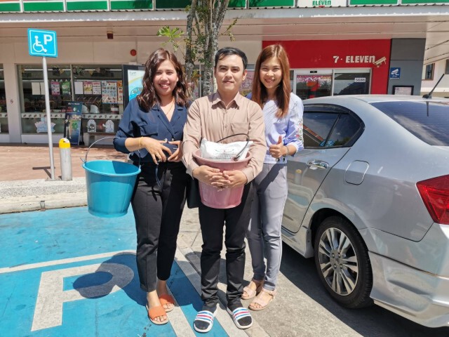 ไม่ตกเทรน...หิ้วถังน้ำใส่ของในร้านสะดวกซื้อ ขานรับมาตรการ งดถุงพลาสติกหูหิ้วแบบใช้ครั้งเดียวทิ้ง