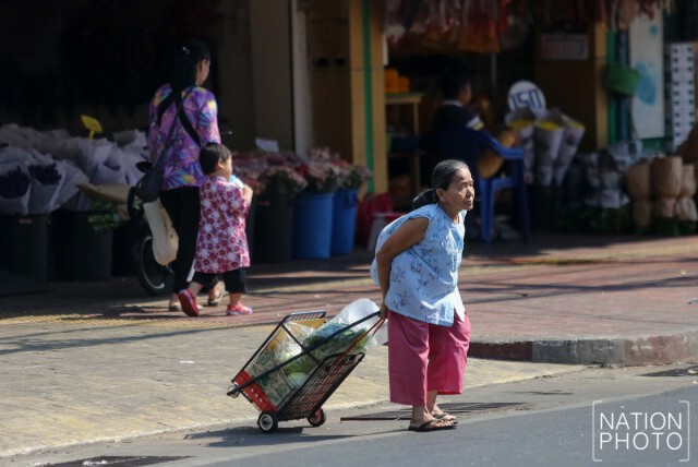 ประชาชนตื่นตัว ลดใช้ถุงพลาสติกแห่ใช้ถุงผ้ากันเพิ่มขึ้น