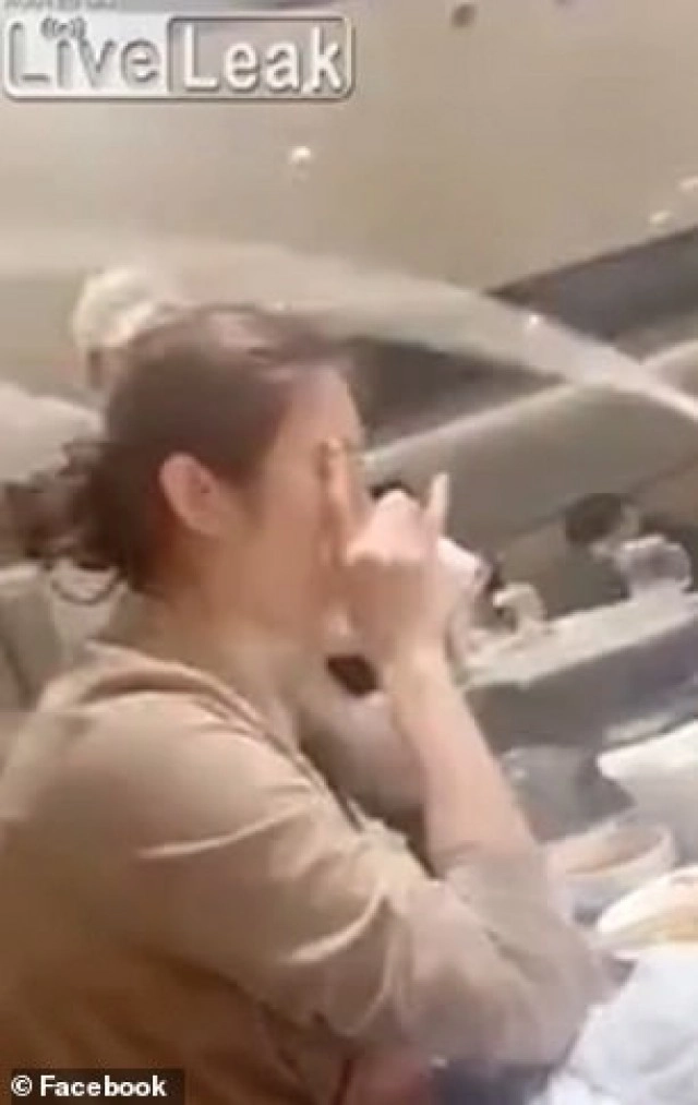 เเชร์ทั่วโซเชียล! เชฟโชว์ลีลา "สะบัดบะหมี่" เข้าเต็มเต็มหน้าลูกค้า