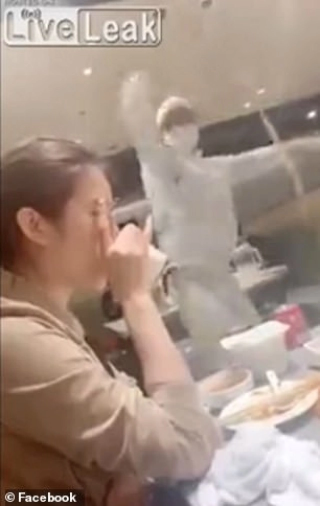 เเชร์ทั่วโซเชียล! เชฟโชว์ลีลา "สะบัดบะหมี่" เข้าเต็มเต็มหน้าลูกค้า