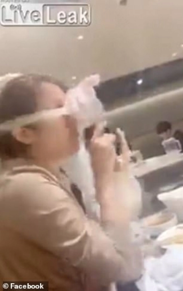 เเชร์ทั่วโซเชียล! เชฟโชว์ลีลา "สะบัดบะหมี่" เข้าเต็มเต็มหน้าลูกค้า