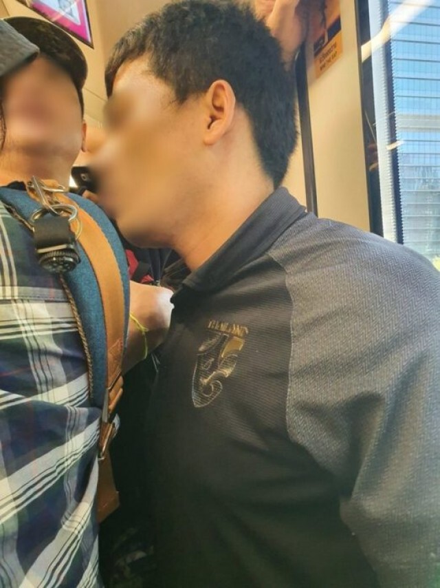 โรคจิตเอาอวัยวะเพศถูขา บนรถไฟฟ้า