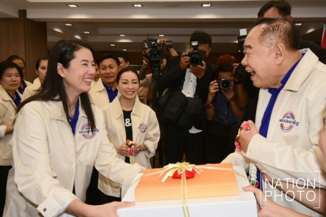 "บิ๊กป้อม" นั่งหัวโต๊ะประชุมส.ส.พลังประชารัฐ อ้าแขนรับเด็กเก่าอนาคตใหม่