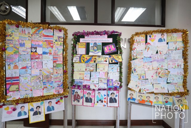 เจ้าหน้าที่ทำเนียบรัฐบาลติดโปสการ์ด ส.ค.ส. สวัสดีปีใหม่ ที่เด็ก ๆ ส่งถึง "ลุงตู่"