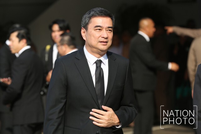 ประธานองคมนตรี ร่วมรดน้ำศพ บิดา "บิ๊กตู่"
