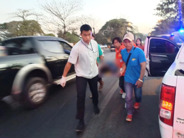 เปิดภาพพลเมืองดี "หนุ่มเซเว่น" ช่วยเหลือผู้บาดเจ็บ พร้อมชุดยูนิฟอร์ม