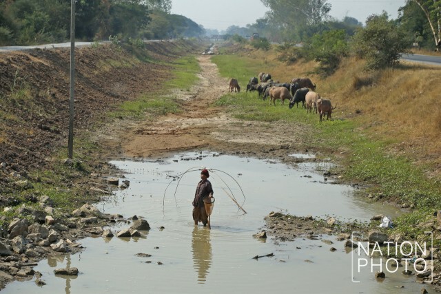 ชาวบ้านสูบน้ำที่ยังพอมีเหลือจากคลองมะขามเฒ่า-อู่ทอง จ.สุพรรณบุรี