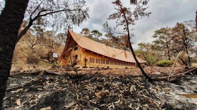 ชาวเน็ตแห่แชร์! ภาพโบสถ์วัดไทยในออสเตรเลีย อยู่ท่ามกลางไฟป่าแต่ไม่ถูกไฟไหม้