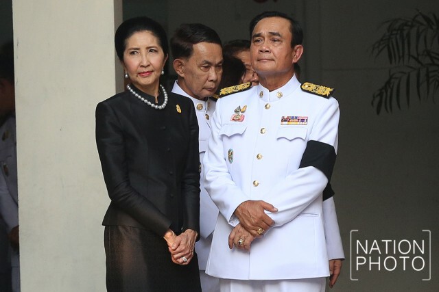 ประธานองคมนตรี ร่วมรดน้ำศพ บิดา "บิ๊กตู่"