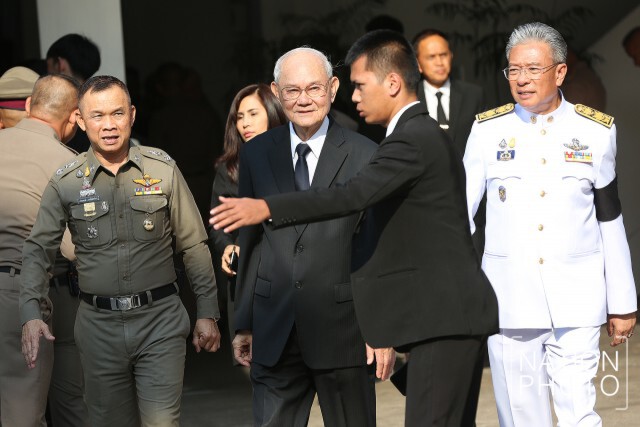 ประธานองคมนตรี ร่วมรดน้ำศพ บิดา "บิ๊กตู่"