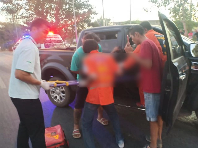 เปิดภาพพลเมืองดี "หนุ่มเซเว่น" ช่วยเหลือผู้บาดเจ็บ พร้อมชุดยูนิฟอร์ม