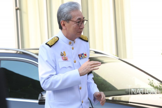 ประธานองคมนตรี ร่วมรดน้ำศพ บิดา "บิ๊กตู่"