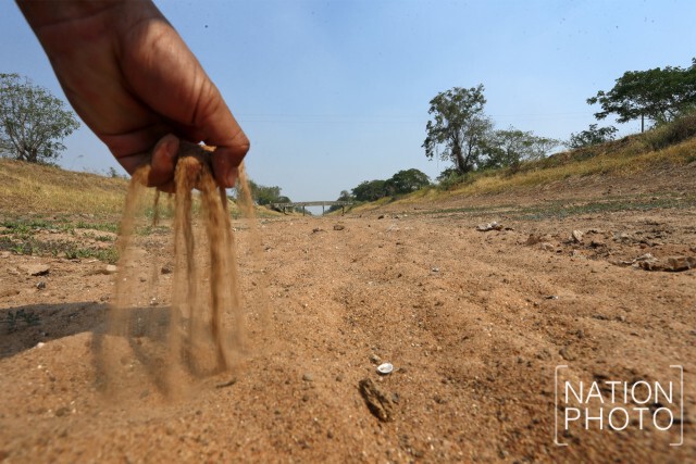 ชาวบ้านสูบน้ำที่ยังพอมีเหลือจากคลองมะขามเฒ่า-อู่ทอง จ.สุพรรณบุรี