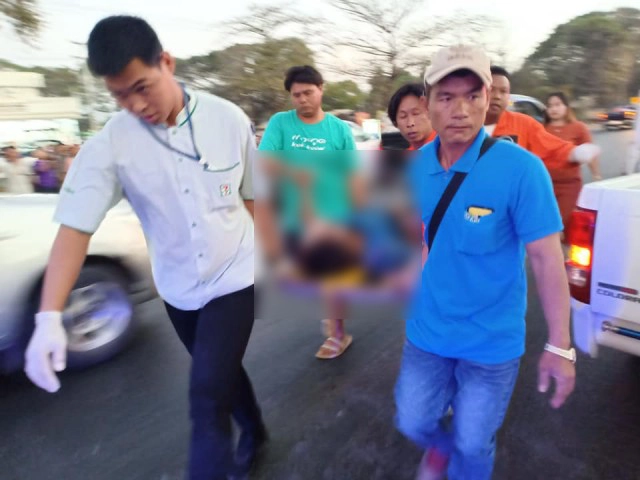 เปิดภาพพลเมืองดี "หนุ่มเซเว่น" ช่วยเหลือผู้บาดเจ็บ พร้อมชุดยูนิฟอร์ม